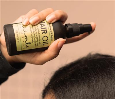 Hair Care: ਵਾਲਾਂ ਨੂੰ ਲੰਬਾ ਤੇ ਮਜ਼ਬੂਤ ਬਣਾਉਣ ਲਈ ਲਗਾਓ ਇਹ 5 ਦੇਸੀ ਤੇਲ, ਜੜਾਂ ਤੋਂ ਵਾਲ ਬਣਨਗੇ ਮਜ਼ਬੂਤ